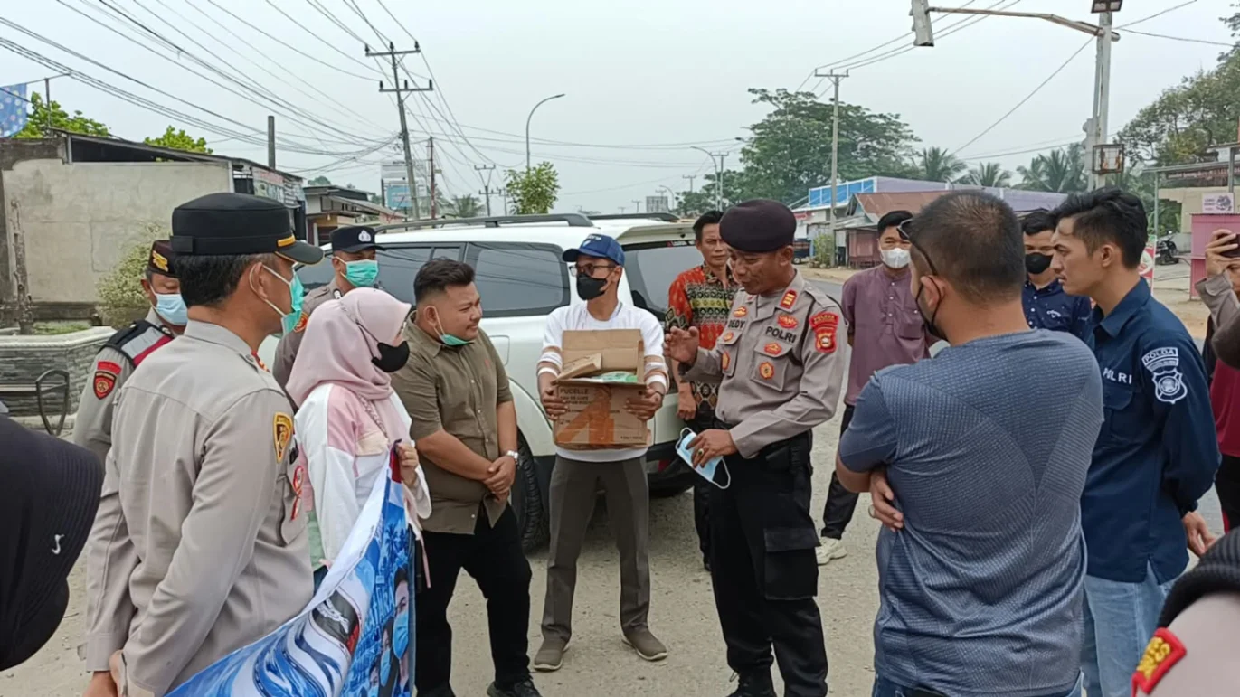MENGANTISIPASI DAMPAK ASAP KARHUTLA, POLRES MURATARA BERSAMA ORMAS BAGIKAN MASKER GRATIS KEPADA MASYARAKAT