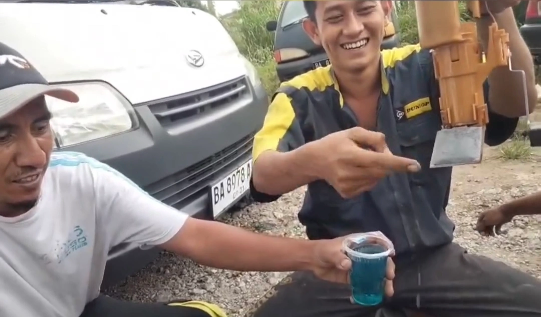 GEBRAKAN KONYOL SPBU MATA AIR PADANG: TAK HANYA PERTALITE, PERTAMAX PUN DIDUGA TERCEMAR ENDAPAN SEMEN!