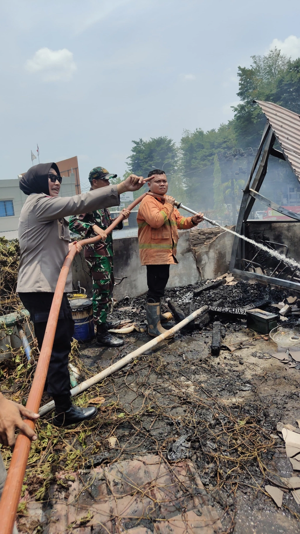 Aiptu Irma Polwan Sekaligus Bhabinkamtibmas Ikut Berjibaku Padamkan Api Kebakaran Ruko Di Dekat Hotel Family In Bangko