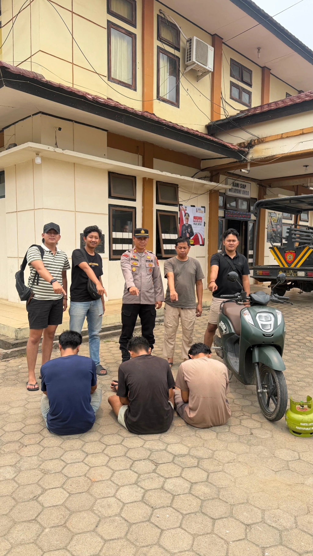 Jebol Atap Rumah Saat Pemilik Pergi, Tiga Pria Diduga Gasak Motor Baru di Pelayangan