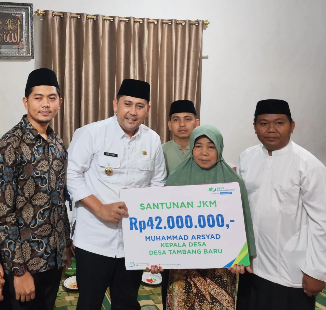 Bupati Merangin M. Syukur Serahkan Santunan JKM BPJS Ketenagakerjaan kepada Ahli Waris Kades Tambang Baru
