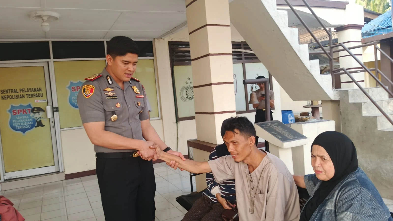 Polisi Bersama Masyarakat, KSKP Bakauheni Serahkan Korban Lompat Kelaut di sambut  Isak Tangis Keluarga