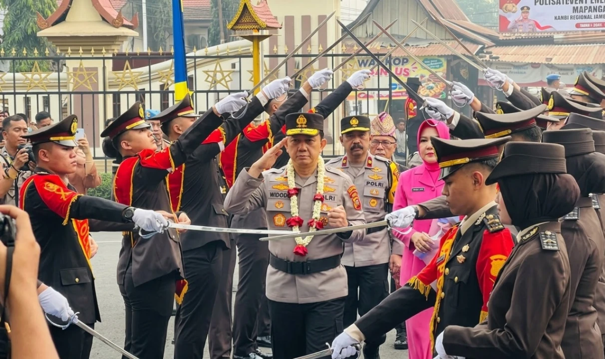 Suasana Khidmat dan Sarat Adat Sambut Kedatangan Kapolda Jambi yang Baru di Mapolda Jambi
