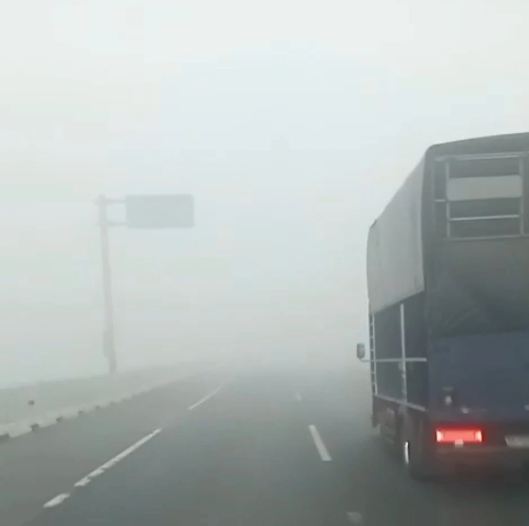 SUTRA ADALAH KABUT: Kabut Asap Pekat Parut Tol Kayuagung–Palembang KM 351, Jarak Pandang Memburuk Jalur Utama Lumpuh