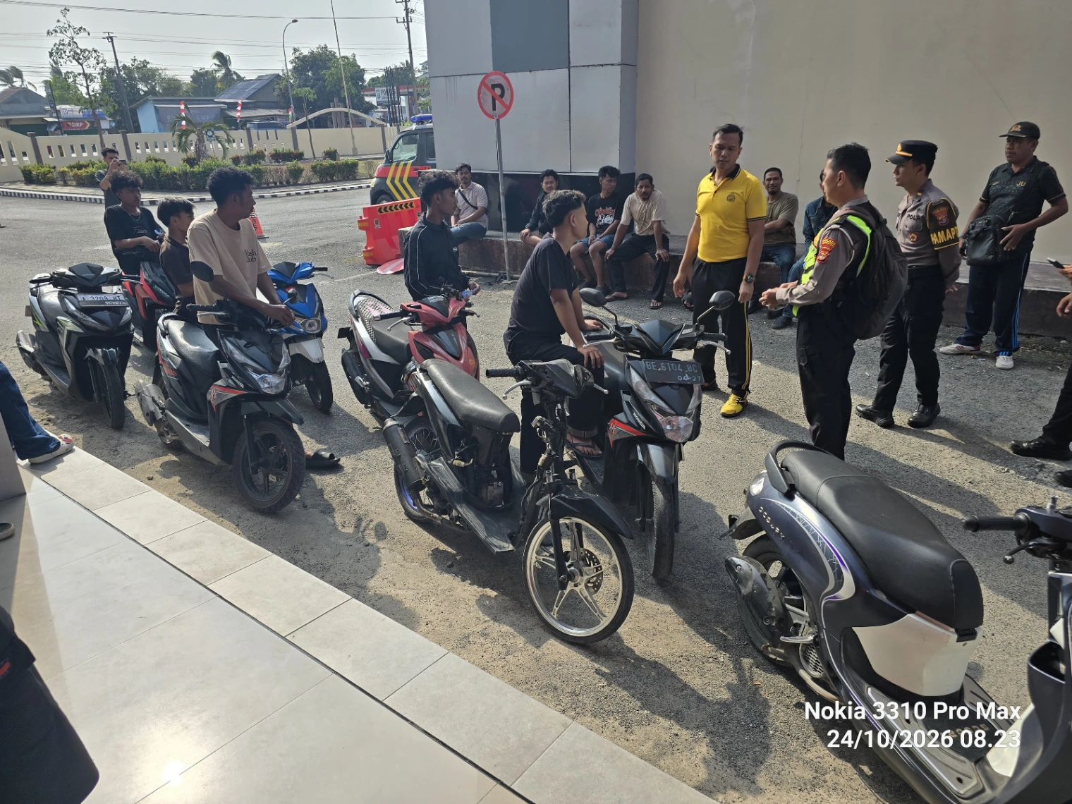 Dipergoki Warga, Balap Liar di Depan GOR Way Handak Dibubarkan Polisi, 8 Motor Diamankan