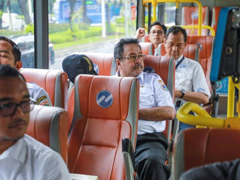 Membumikan Kepemimpinan melalui Transportasi Publik