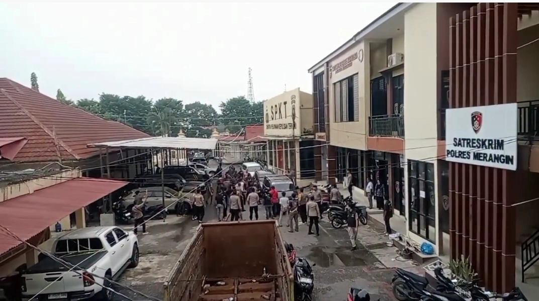 BREAKING NEWS! MAPOLRES MERANGIN DIDATANGI SEKELOMPOK SAD, SITUASI MENJADI PERHATIAN