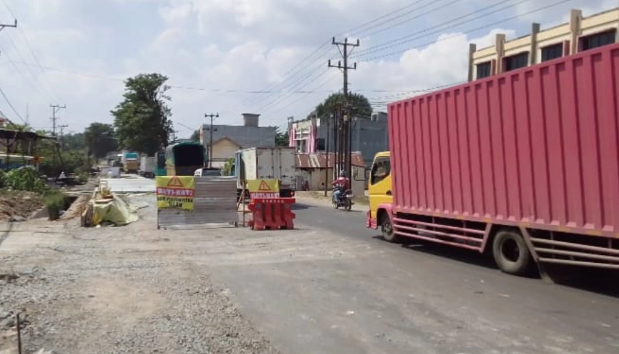 KEMACETAN HOROR JALINTIM: Pengecoran Jalan Banyuasin KM 17 Lumpuh Total, Polisi Siapkan Jalur Alternatif Jambi–Palembang