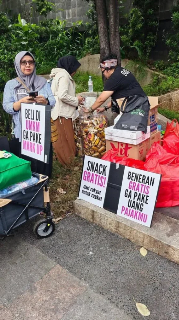 TAJUK: DARI RAKYAT, UNTUK RAKYAT. TANPA APBN, TANPA KORUPSI