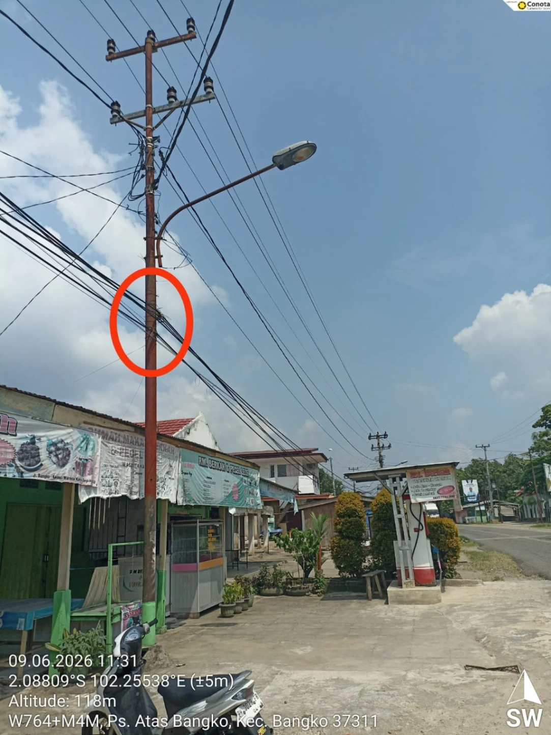 Keluhan Warga Kabel Provider/Wifi Semberaut Terjuntai Rendah di Depan Rumah Tidak Memakai Tiang