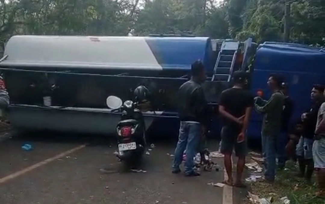 BREAKING NEWS: Lakalantas Tunggal Truk Tangki BBM di Simpang Belimbing Prabumulih Picu Kemacetan Puluhan Kilometer