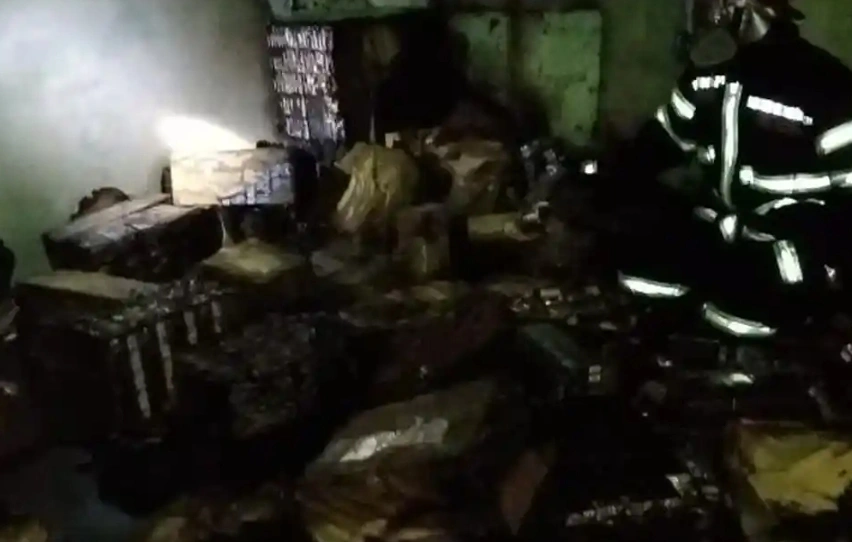 KEBAKARAN DI TELANAIPURA UNGKAP RATUSAN SLOP ROKOK ILEGAL