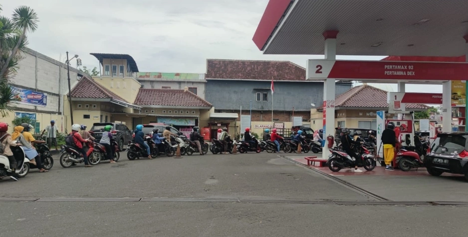 Mengurai Benang Kusut: BBM Subsidi, Pajak Kendaraan, dan "Logika Rentenir" yang Mengimpit Rakyat