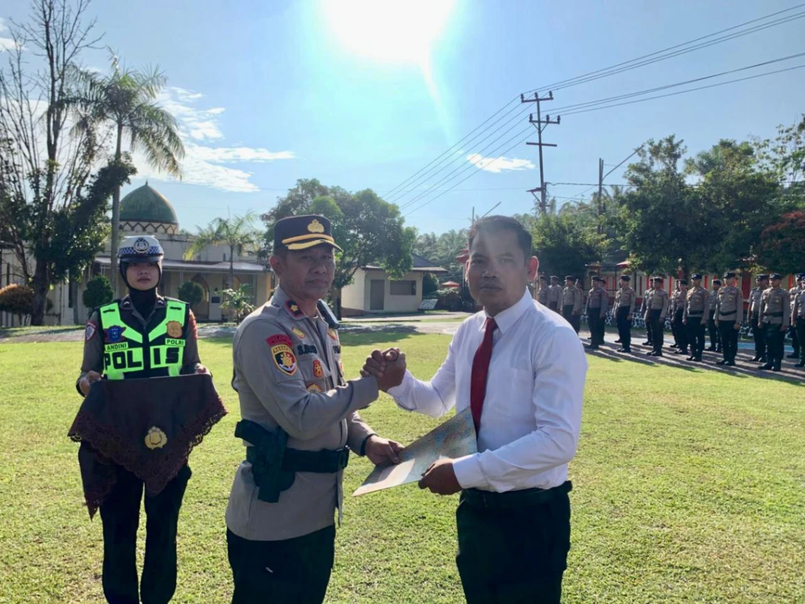 Polres Sarolangun Beri Penghargaan Personel Berprestasi, Kapolres Tekankan Integritas.