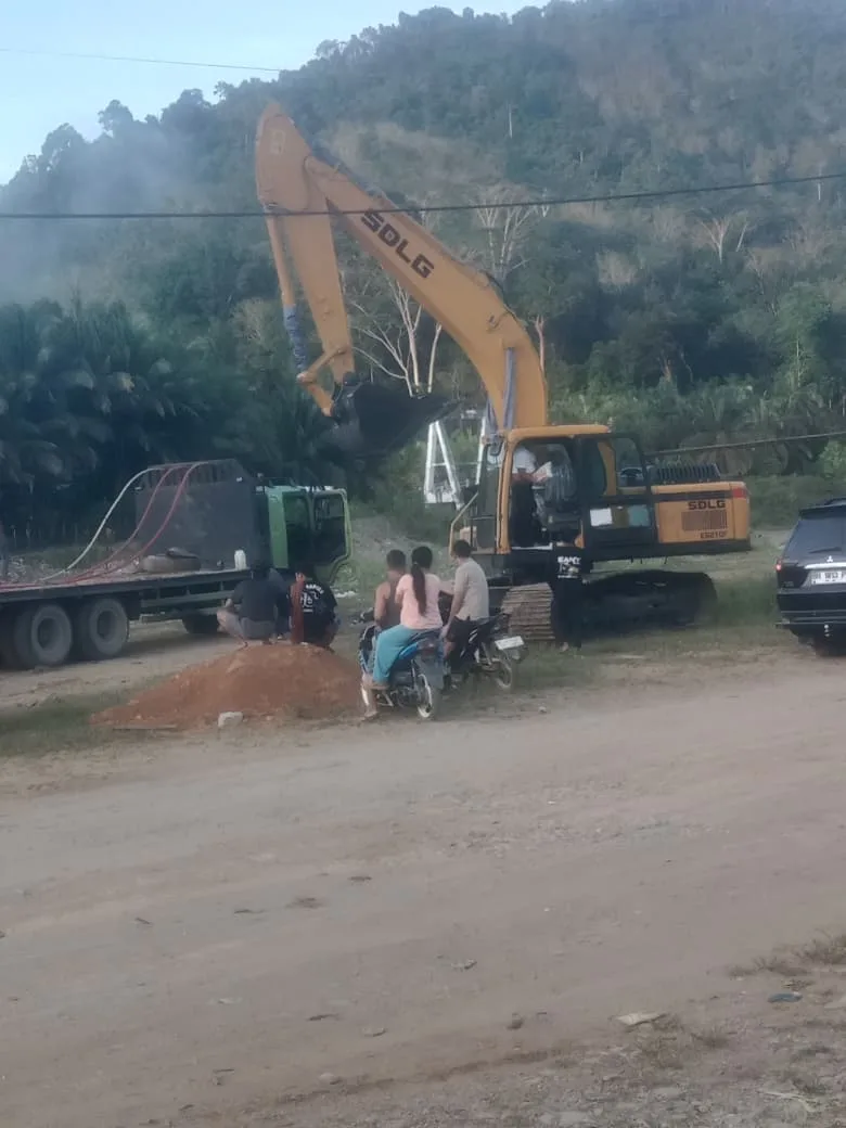 BRAKING NEWS: 2 EKSAVATOR MASUK MUARO KIBUL TABIR BARAT, WARGA CURIGA TAMBANG EMAS ILEGAL BERKEDOK BUKA KEBUN