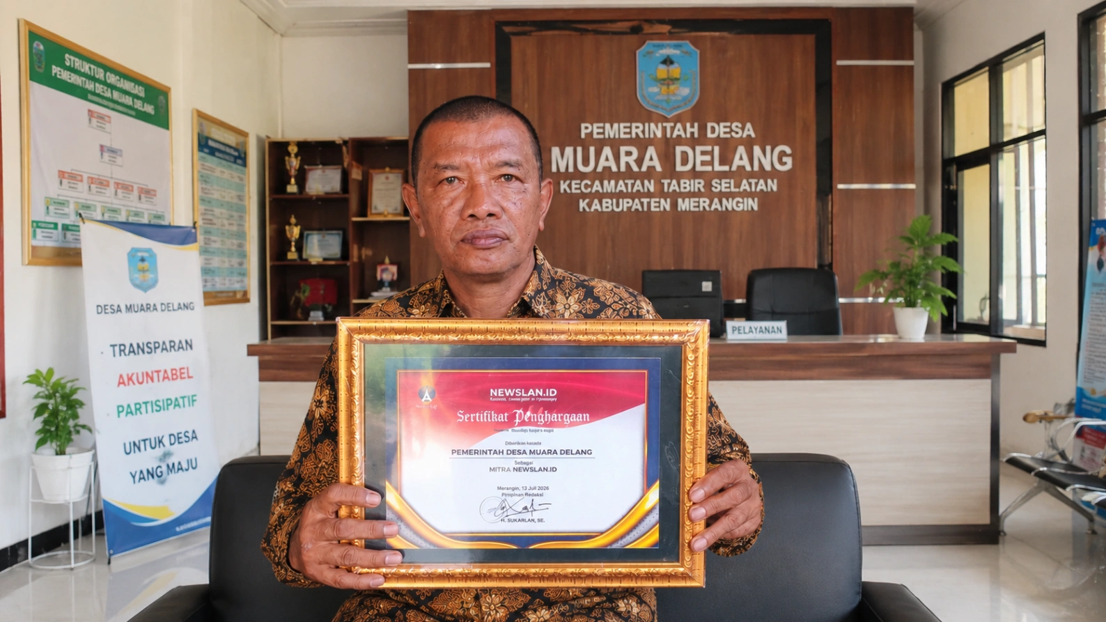 Pimpinan Redaksi Newslan.id Serahkan Penghargaan kepada Pemdes Muara Delang, Perkuat Sinergi Informasi yang Transparan