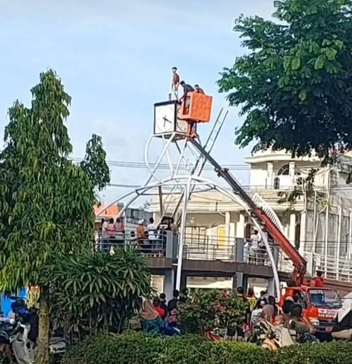 TIM EVAKUASI BERHASIL TURUNKAN WARGA DARI ATAS JAM TAMAN KOTA BANGKO