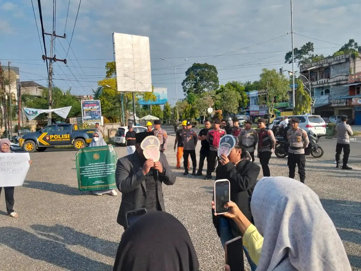 Ratusan Massa Yang Tergabung Dalam Aliansi Masyarakat Peduli Lingkungan Menggelar Aksi Unjuk Rasa di Simpang Tiga Kantor Bupati Sarolangun, Jambi