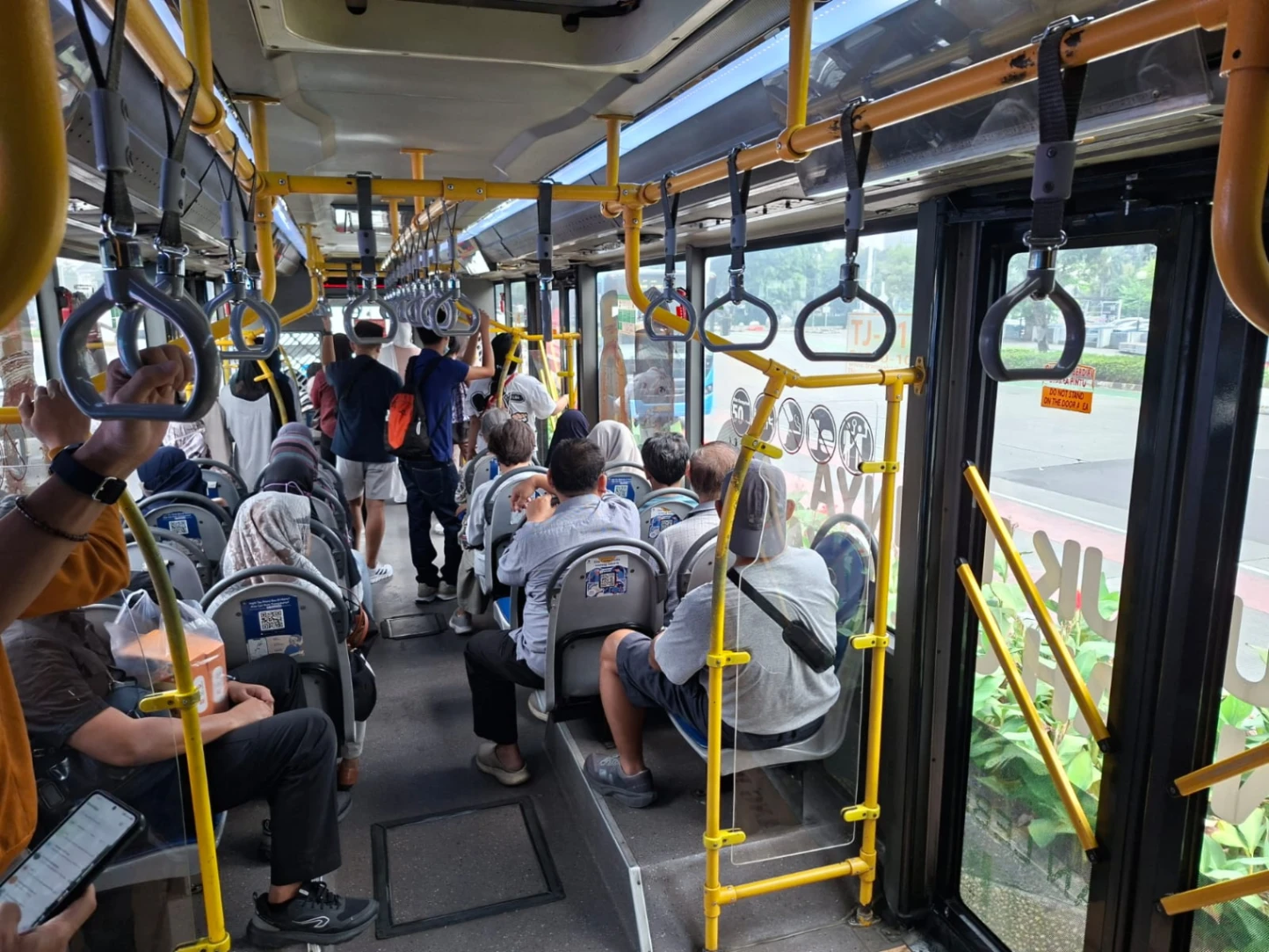 Dua Dekade Rp 3.500: Implikasi Multidimensi Rencana Penyesuaian Tarif Transjakarta
