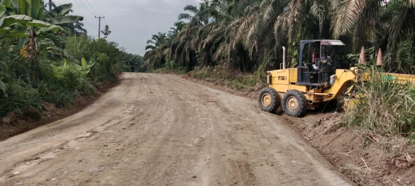 Sinergi Pemerintah Desa Bungo Tanjung dan PT SAL Sukseskan Perbaikan Jalan Poros Simpang RDC