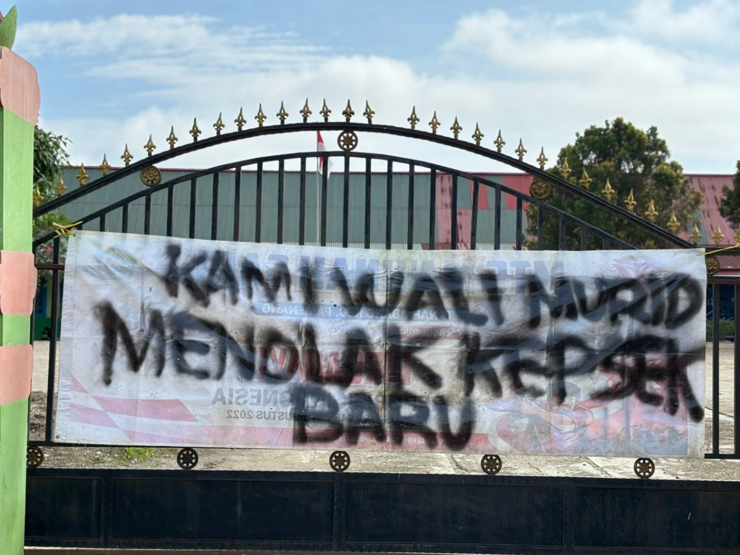 BREAKING NEWS: SDN 196 TANAH ABANG DISEGEL, WALI MURID TOLAK KEPSEK BARU DARI JAMBI