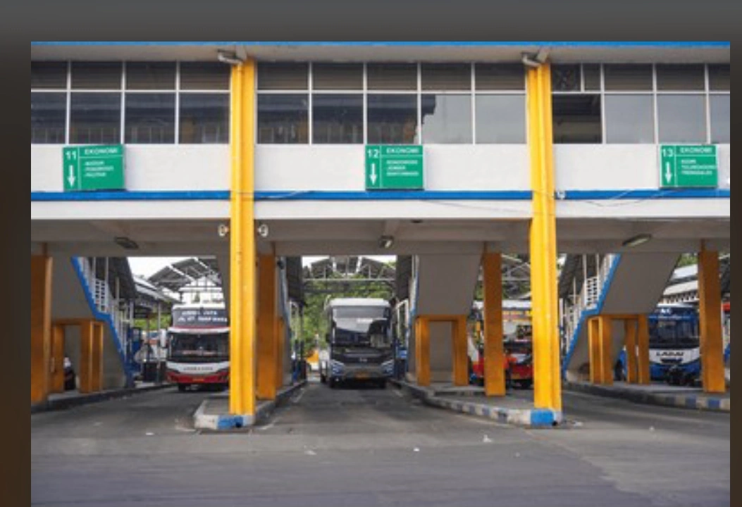Menolak Mati di Pojok Kota: Potret Terminal Bus yang Berubah Menjadi 'Kuburan' Massal
