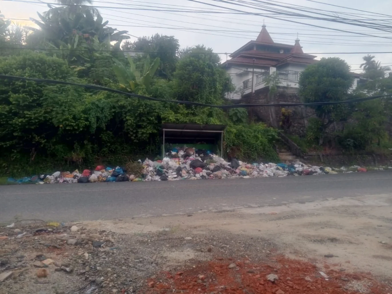 VIRAL: DLH MERANGIN DIMINTA “PAKAI OTAK” BANGUN TONG SAMPAH