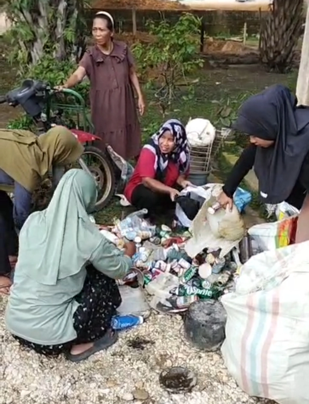 IBU-IBU RT 2 SIALANG KELOLA SAMPAH PLASTIK, HASILNYA BANGUN LINGKUNGAN